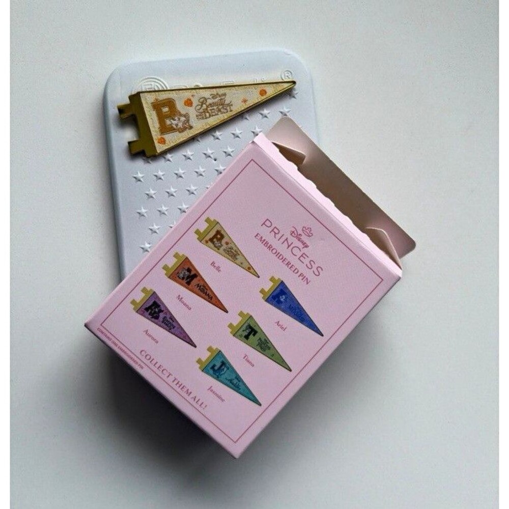 Gold Tone Disney Princess Embroidered Pennant Flag Pinback Pin w/ Pink Box